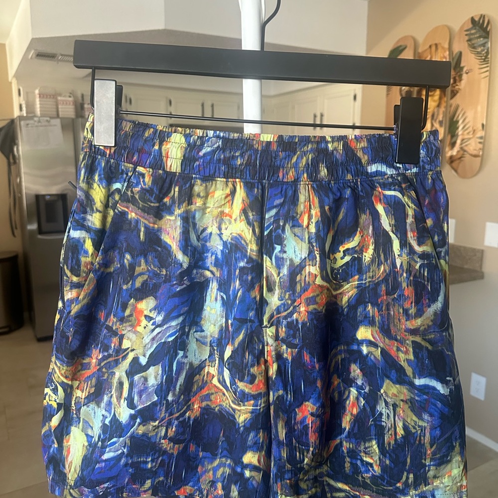 Lululemon Athletica abstract blue and yellow 5”Breaker Athletic Shorts - Small